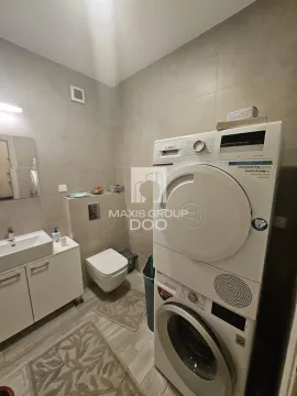 Kupatilo opremljeno sanitarijama i složenim mašinama za pranje i sušenje veša. - image 13