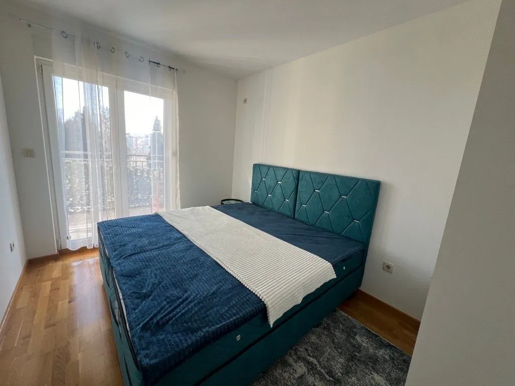 Bright bedroom with a large double bed and access to the terrace.