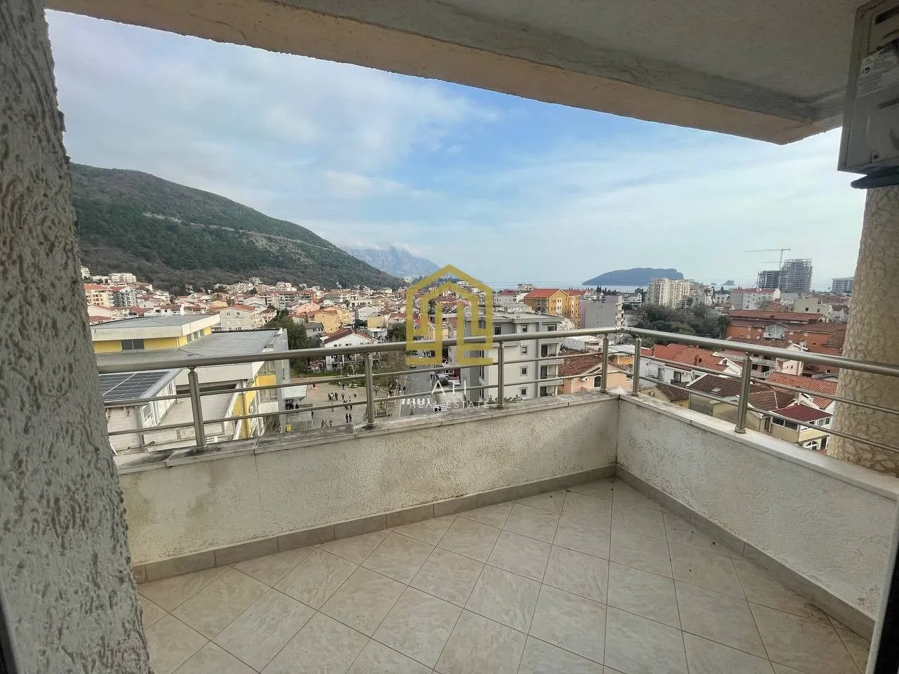 Prostrana terasa sa pogledom na grad i more.