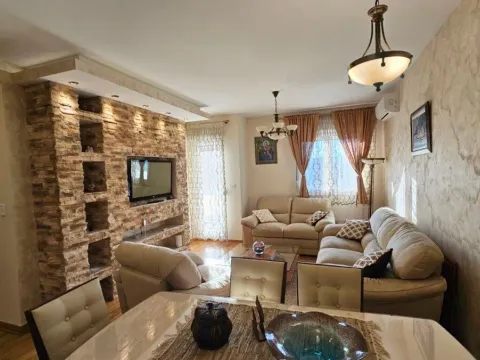 Izdavanje, dvosoban stan, 64m², City Kvart, Podgorica - image 1