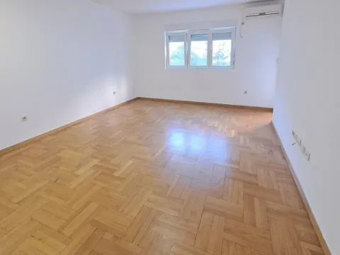 Prodaja, jednosoban stan, 50m², Pobrežje, Podgorica - image 8