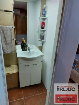 Manje kupatilo sa umivaonikom i ogledalom. - image 9