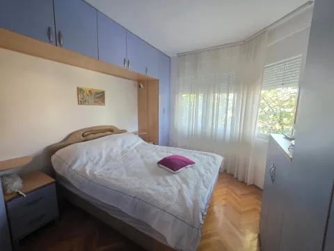 Namještena spavaća soba sa bračnim krevetom, ugradnim ormarima i parketom. - image 10