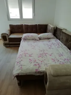 Dnevna soba sa ugaonom garniturom koja se može koristiti kao krevet. - image 6