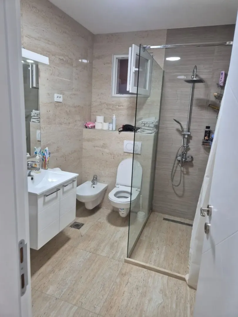 Modernly equipped bathroom with a walk-in shower, washbasin, and sanitary ware.