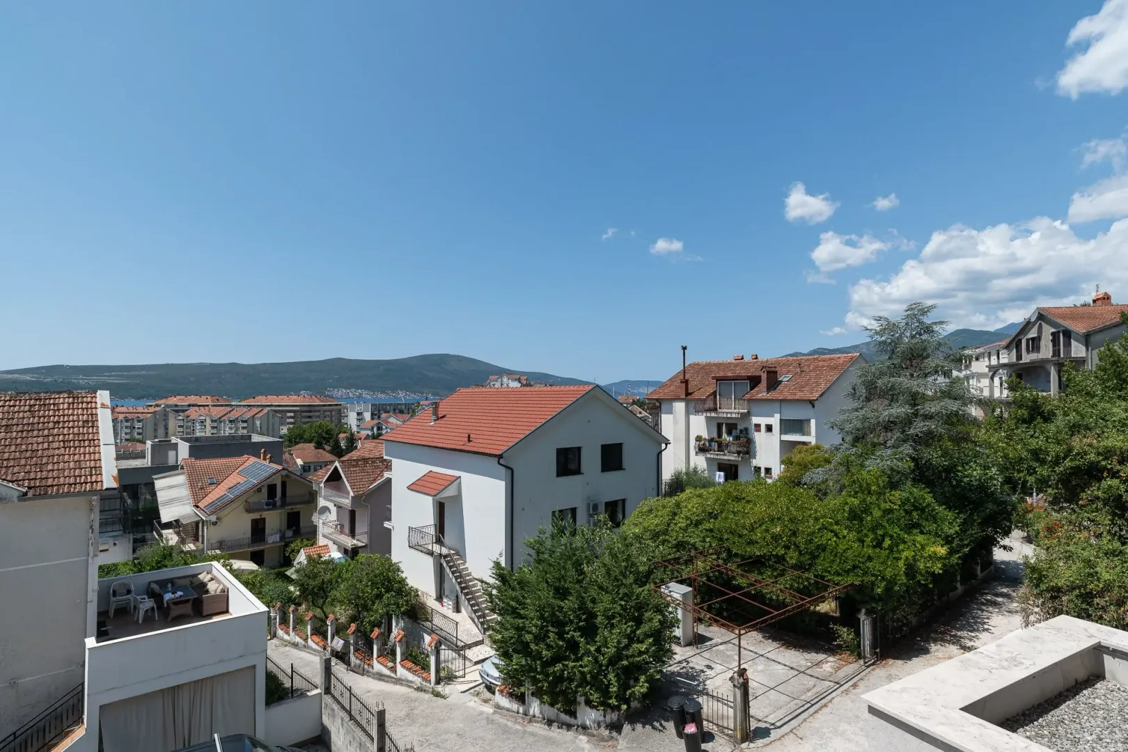 Pogled sa terase na okolne kuće i naselje.