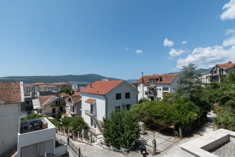 Pogled sa terase na okolne kuće i naselje. - image 21