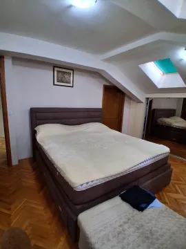Spavaća soba sa bračnim krevetom, parketom i krovnim prozorom. - image 11