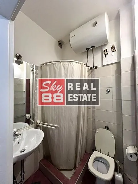 Kupatilo opremljeno tuš kabinom, umivaonikom, wc šoljom i bojlerom.