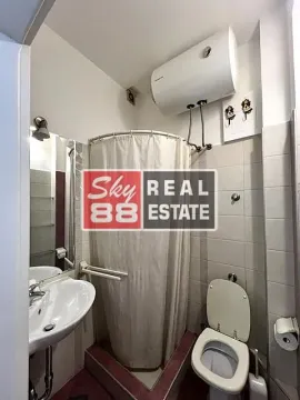 Kupatilo opremljeno tuš kabinom, umivaonikom, wc šoljom i bojlerom. - image 16