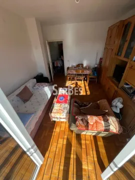 Dnevna soba sa garniturom za sedenje, drvenim ormarom i trpezarijskim stolom. - image 2