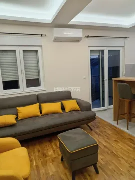 Dnevni boravak sa garniturom, drvenim podom i klima uređajem. - image 2