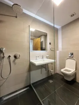 Savremeno opremljeno kupatilo sa tuš kabinom, umivaonikom i toaletom. - image 2