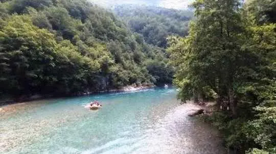 Pogled na rijeku i šumoviti pejzaž u okolini nekretnine.