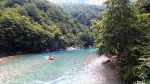 Pogled na rijeku i šumoviti pejzaž u okolini nekretnine. - image 6