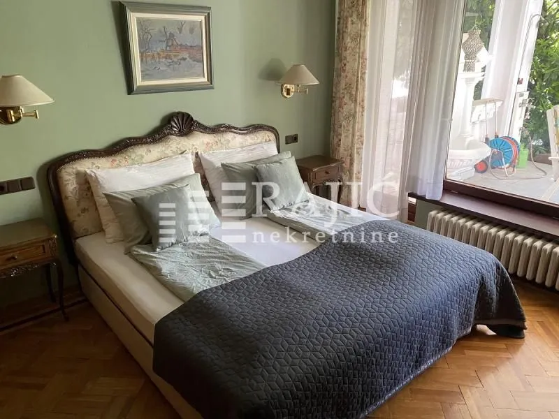 Furnished bedroom with a double bed and access to the terrace.