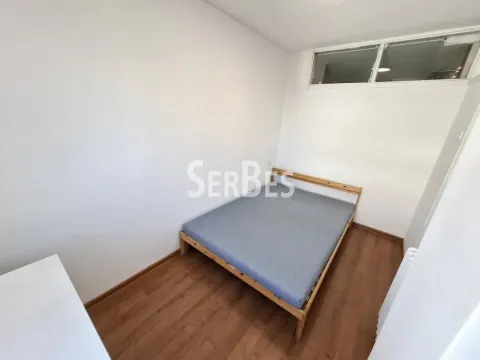 Spavaća soba sa bračnim krevetom i drvenim podom. - image 13