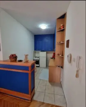 Jednostavna kuhinja sa plavim elementima i šankom. - image 4
