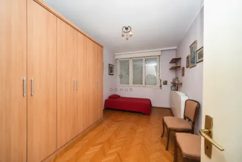 Spavaća soba sa velikim drvenim ormarom, krevetom i dvije stolice. - image 2