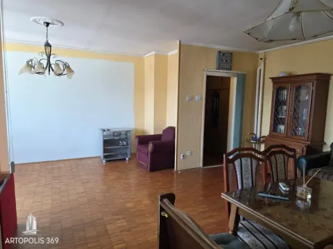 Prostrana dnevna soba sa drvenim podom, trpezarijskim stolom i foteljom. - image 17