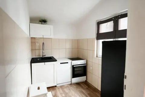 Manja bijela kuhinja sa sudoperom, šporetom i mašinom za sudove. - image 7