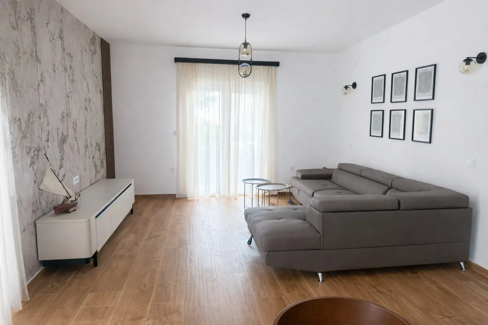 Izdavanje, stan, 65m², Tivat, Crna Gora