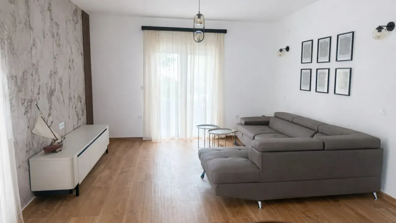 Izdavanje, stan, 65m², Tivat, Crna Gora