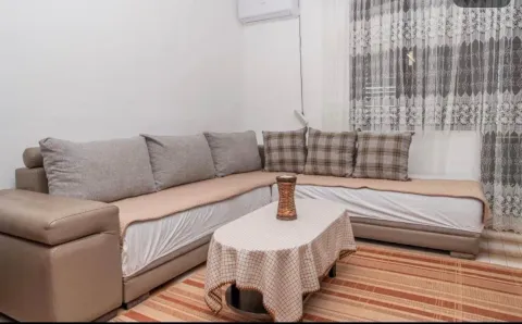 Dnevna soba sa ugaonom garniturom i stočićem. - image 8