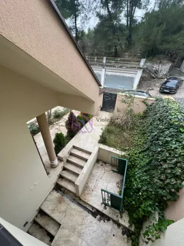 Pogled odozgo na ulazni dio i dvorište kuće. - image 17