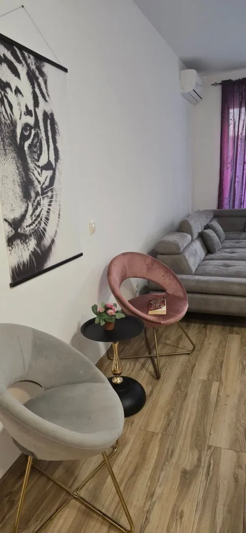 Living room with sofa, armchairs and decorative details.