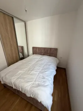 Spavaća soba sa bračnim krevetom i ugradnim plakarom sa ogledalom. - image 2