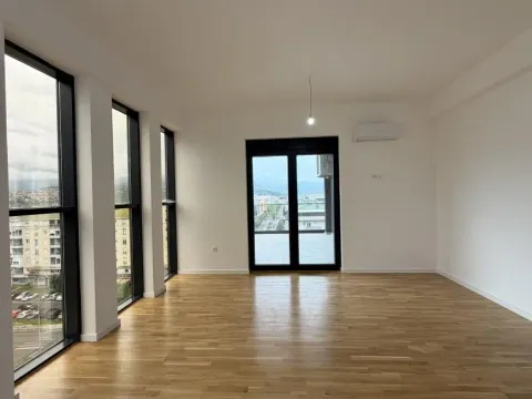 Izdavanje, poslovni prostor, 261m², Stari Aerodrom, Podgorica - image 8