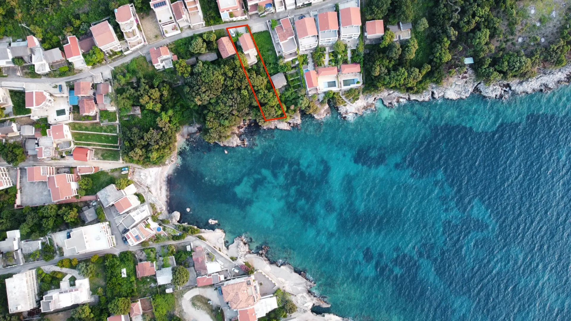 Pogled iz vazduha na plac sa kućom i pristupom obali.
