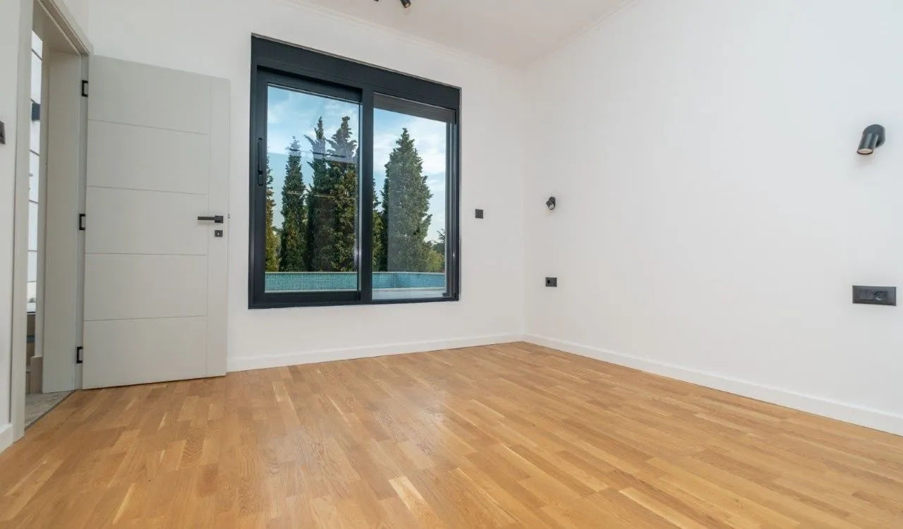 Izdavanje, kuća, 180m², Gornja Gorica, Podgorica