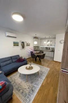 Dnevna soba sa garniturom, trpezarijom i kuhinjom u nastavku. - image 5