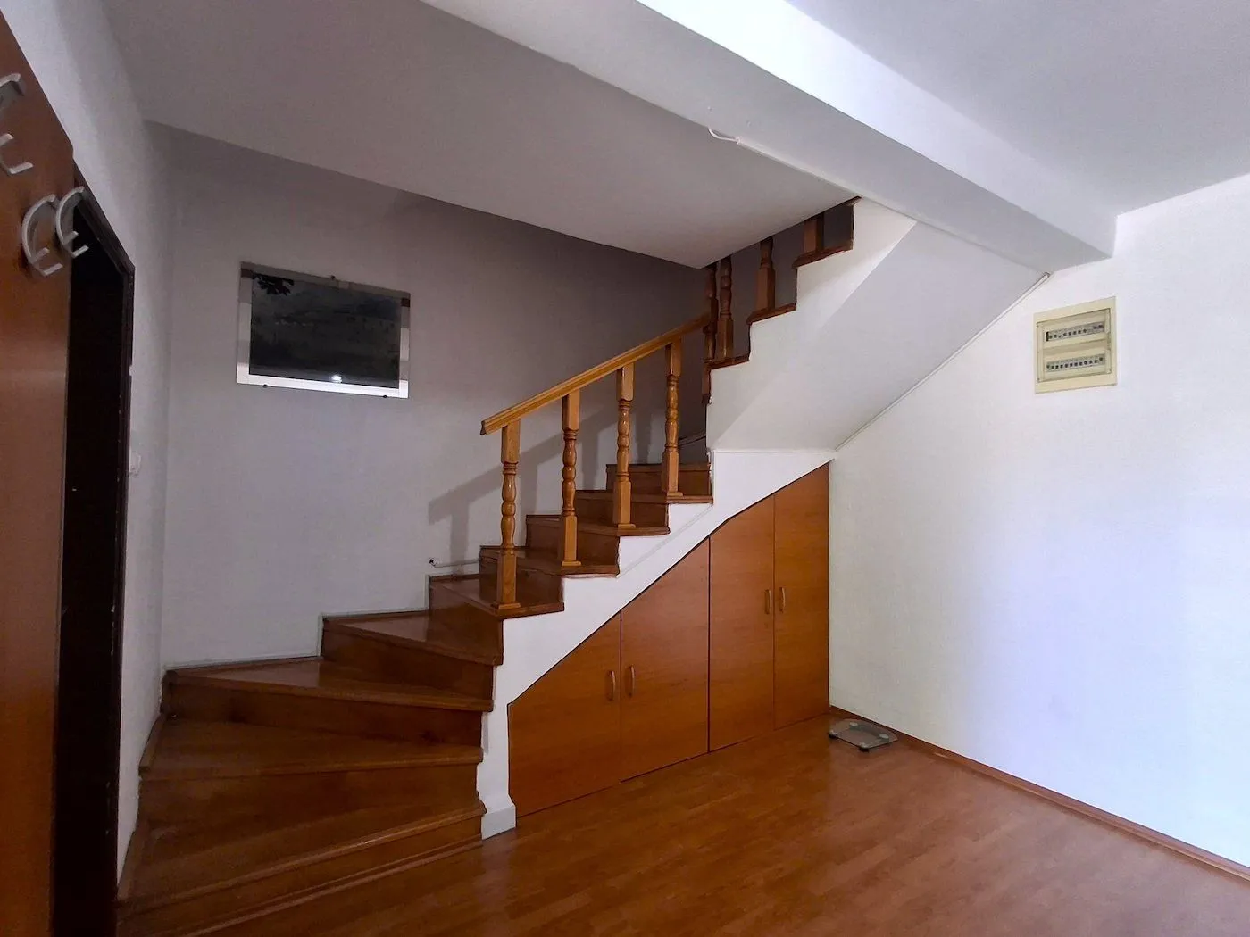 Izdavanje, kuća, 350m², Dahna, Podgorica