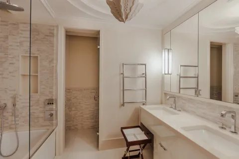 Moderne kupatilo sa duplim umivaonikom, kadom i staklenom paravanom. - image 18