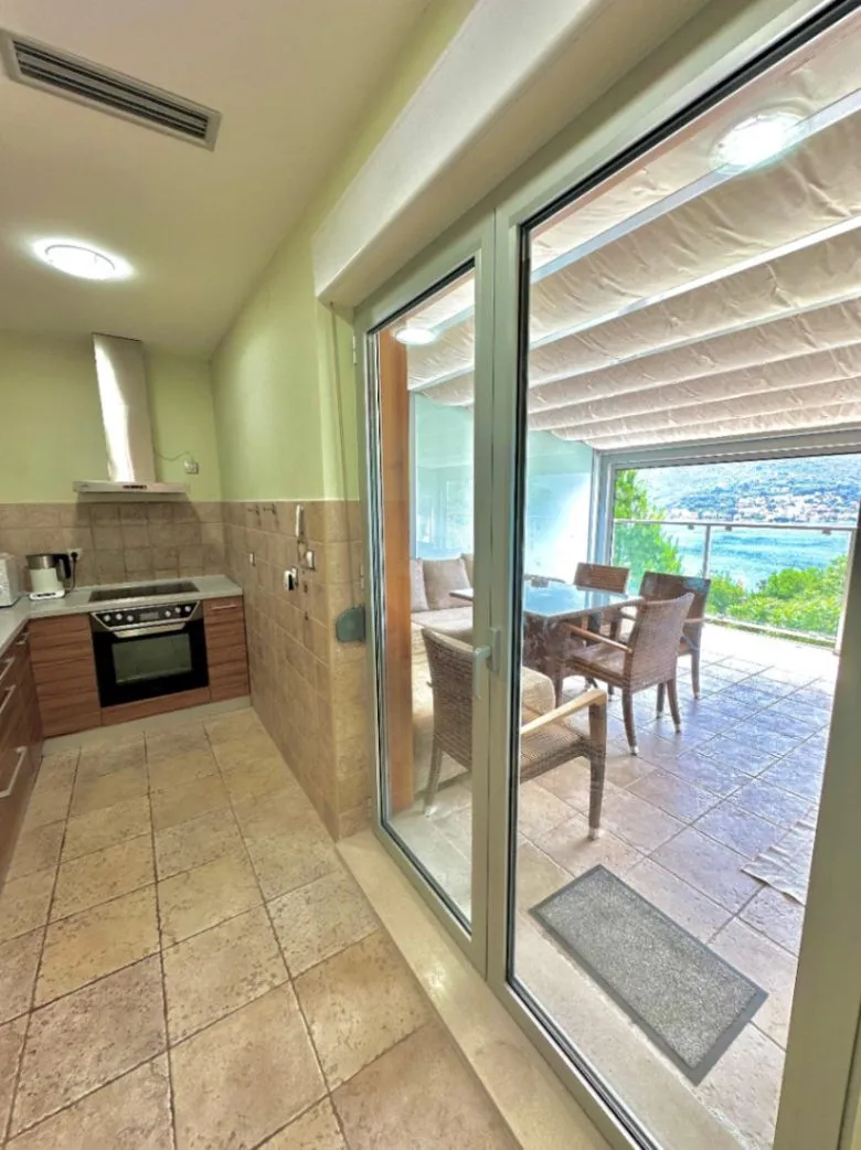 Prodaja, dvosoban stan, 102m², Dobrota, Kotor