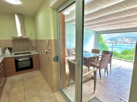 Prodaja, trosoban stan, 102m2, Dobrota, Kotor