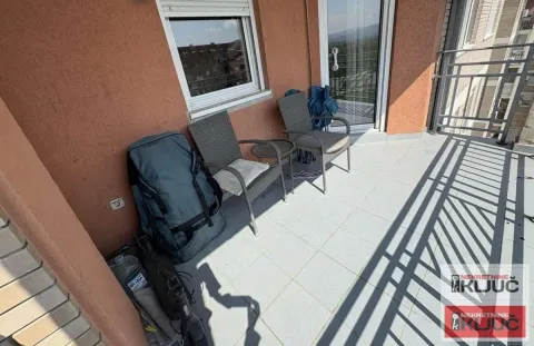 Nameštena terasa sa dve fotelje i stočićem. - image 7