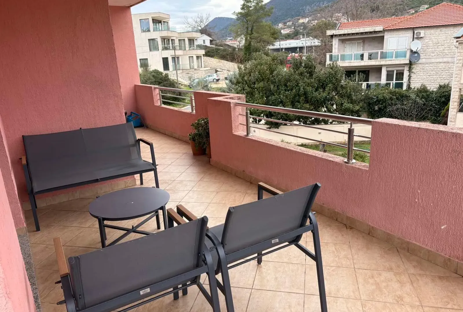 Izdavanje, jednosoban stan, 84m², Bonići, Tivat
