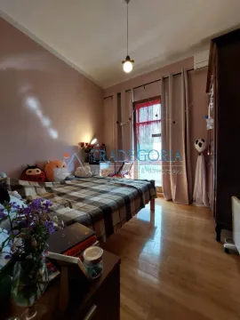 Spavaća soba sa krevetom, radnim stolom i izlazom na terasu. - image 32