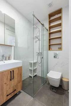 Moderno opremljeno kupatilo sa tuš kabinom, umivaonikom i visećim elementima. - image 36