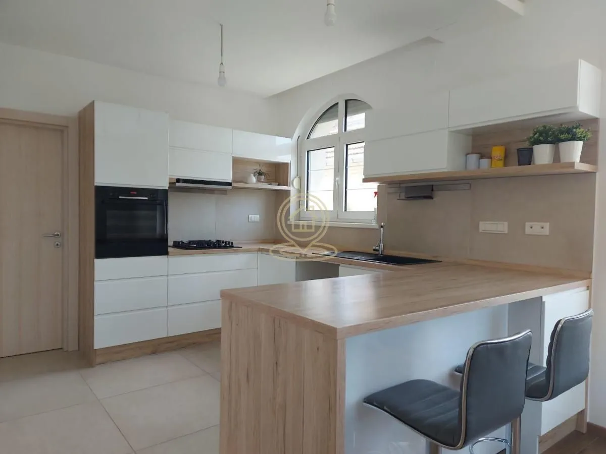 Prodaja, kuća, 380m², Centar, Inđija