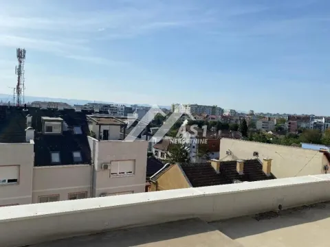 Pogled na grad sa terase ili krova. - image 9