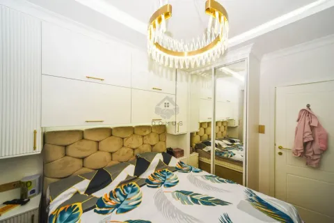 Moderna spavaća soba sa bračnim krevetom, ugradnim plakarima i elegantnim lusterom. - image 9