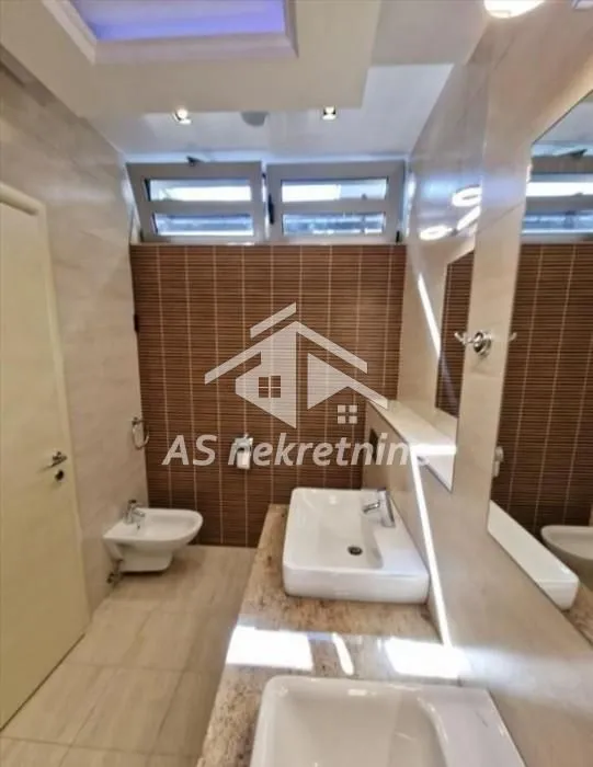 Izdavanje, četvorosoban stan, 148m², Savski Venac, Beograd