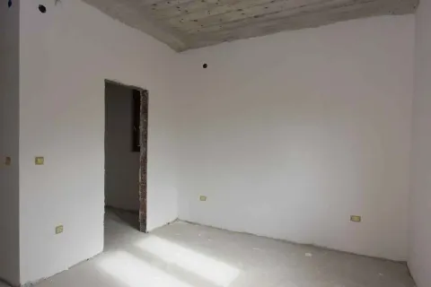 Prazna soba u izgradnji sa omalterisanim zidovima i betonskim plafonom. - image 6
