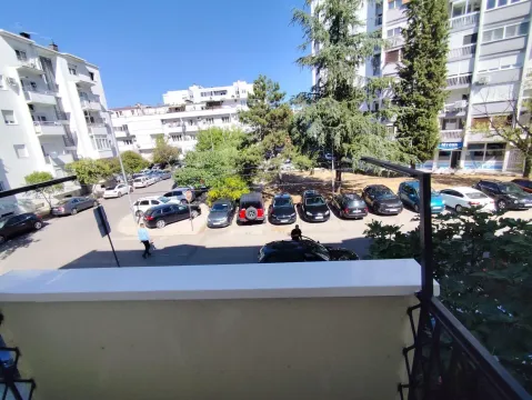 Pogled sa balkona na parking i okolne stambene zgrade. - image 14