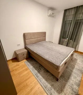 Spavaća soba sa bračnim krevetom, noćnim stočićima i prozorom. - image 7